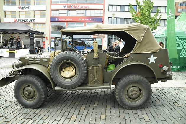 Vojenský Dodge VC57 na Mírovém náměstí v Ústí nad Labem