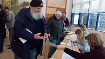 Krátce po čtrnácté hodině v pátek praskala volební místnost v Proboštově na Teplicku ve švech.