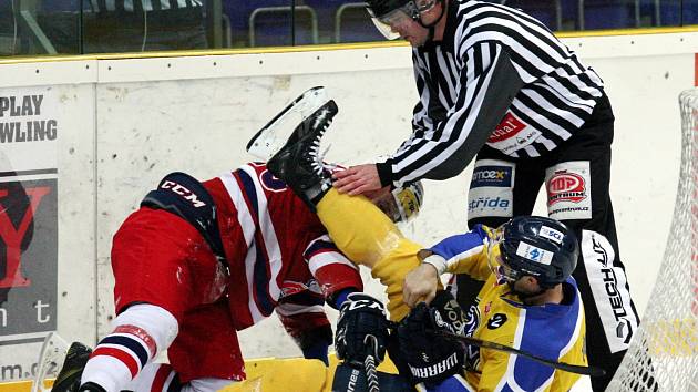 Ústečtí hokejisté (žlutí) doma porazili Havlíčkův Brod 7:3.