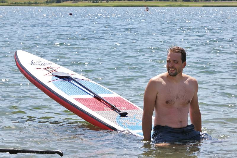 Na hlavní pláži se uskutečnily závody v paddleboardingu.