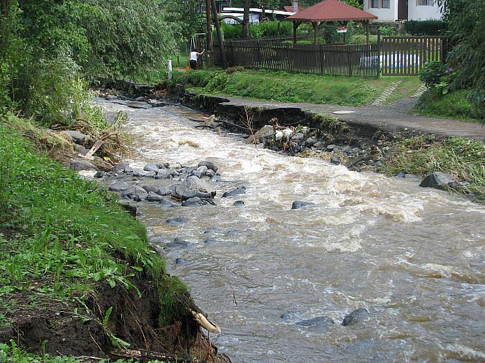 Lidé v Byňově se dali v neděli od ranních hodin do odklízení škod po vydatném dešti, který rozvodnil Homolský potok na Velkobřezensku.