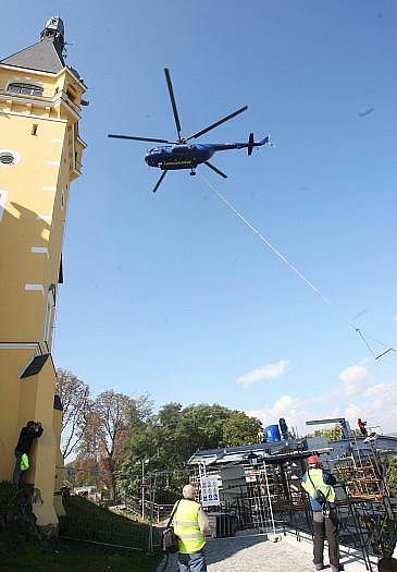 Vrtulník společnosti Aerocentrum při napínání montážního lana pro lanovku na Větruši.