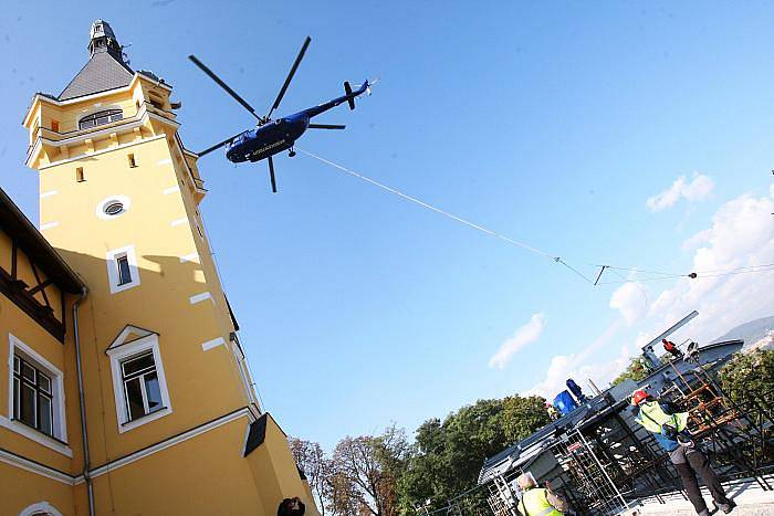 Vrtulník společnosti Aerocentrum při napínání montážního lana pro lanovku na Větruši.