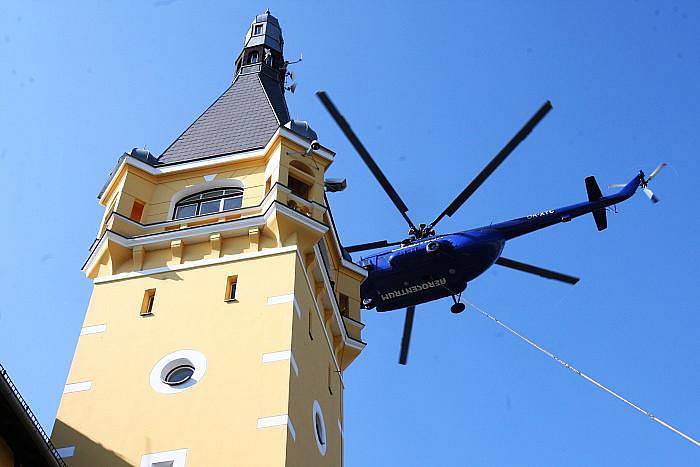 Vrtulník společnosti Aerocentrum při napínání montážního lana pro lanovku na Větruši.