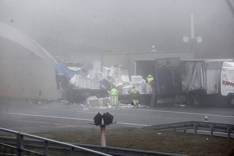 Kamion na dálnici D8 čelně narazil do portálu tunelu Prackovice. Úterý 2. března