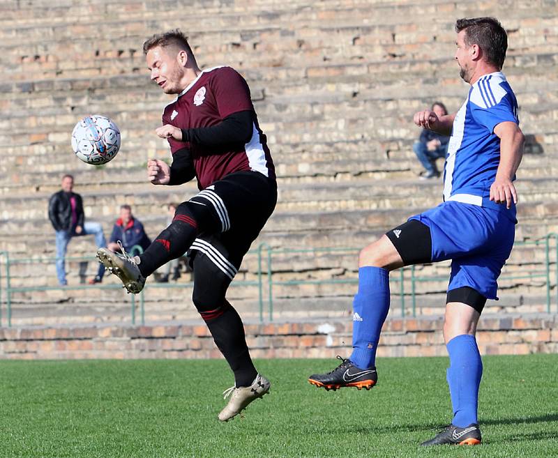 Fotbalisté Neštěmic (v tmavém) porazili ve šlágru 9. kola I. A třídy Roudnici 3:0.