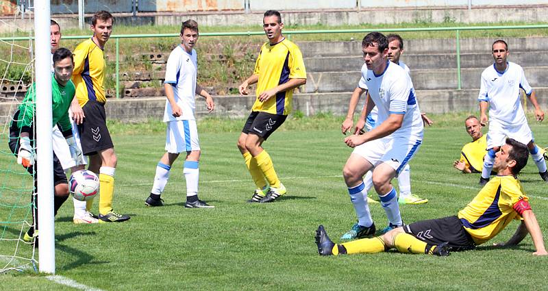 Fotbalisté Trmic (ve žlutočerném) doma smetli Chlumec 9:1.