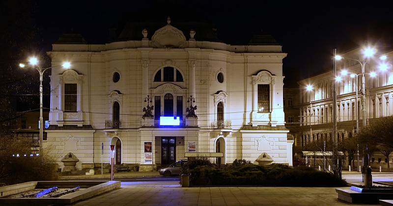 Noční foto Ústí nad Labem - Severočeské divadlo opera a baletu. 