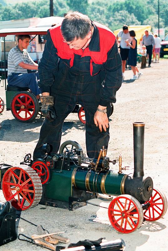 Muzeální železnice v Zubrnicích v sobotu pořádá po dvaceti letech Sraz drezín a vzpomínku na natáčení filmu Páni kluci. Archivní foto ukazuje jak to před dvaceti lety  v Zubrnicích vypadalo.