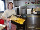 Kuchařka Ivana Derynková ukazuje pekáč plný kuřete na smetaně. 