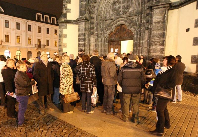 Ústečané se připojili k akci Česko zpívá koledy. Kostel Nanebevzetí Panny Marie zaplnili do posledního místa.