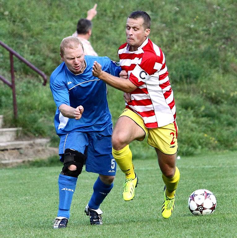 Fotbalisté Brné (pruhovaní) doma deklasovali Jílové vysoko 8:2!