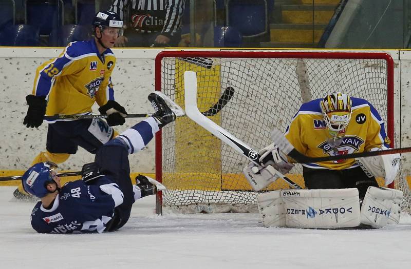 Ústečtí hokejisté (žlutí) předvedli v posledním utkání roku senzační obrat z 0:4 na 6:5.