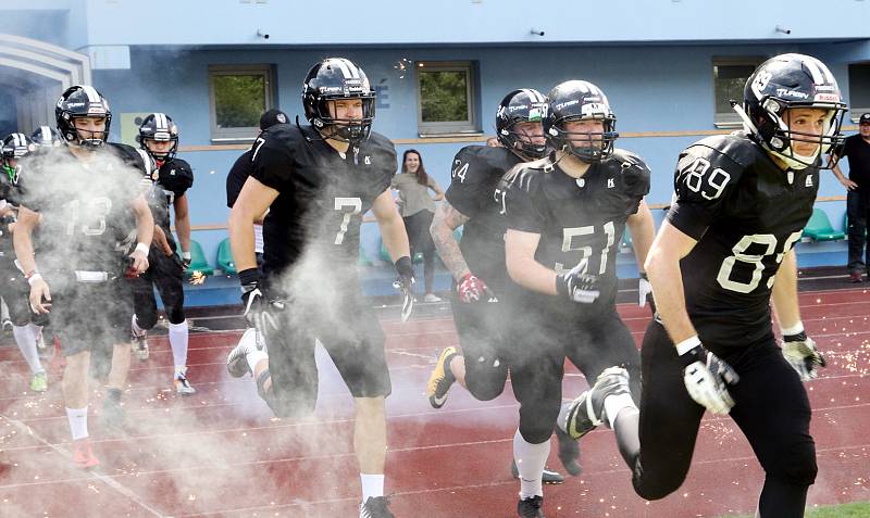 Paddock liga 2019. Ústečtí Blades (černé dresy) přehráli při prvním utkání na městském stadionu Alligators Brno (bílo-zelené dresy) 30:0.