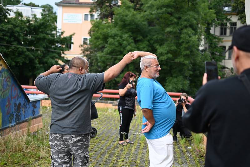 Romská akce „SO DIKHEA“ oživila prostor Masarykovy ulice před Domem umění fakulty umění a designu UJEP. Slyšet jste mohly například koncert kapely Gypsy Brož.