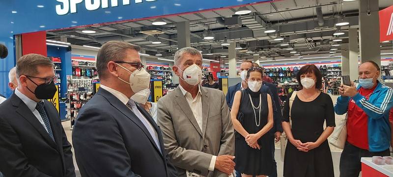 Na nově otevřené očkovací centrum v ústeckém Foru se přijel podívat i český premiér Andrej Babiš s dalšími hosty. Doprovázel je hejtman Jan Schiller