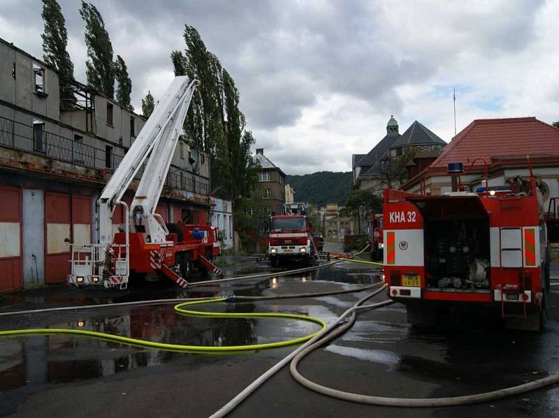 Hasiči vyjeli k požáru střechy v areálu Setuzy.