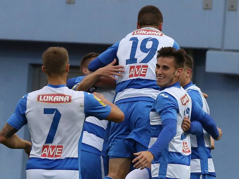 Ústečtí fotbalisté (pruhovaní) doma porazili Žižkov 3:1.