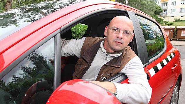 V Ústí nad Labem jsem na jeden den jezdil červeným peugeotem s taxíkářem Michalem Račákem, který mě zasvětil do aktuální problematiky místních taxíkářů...