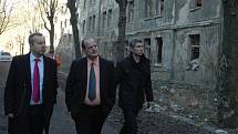 Ministr Richard Brabec (vlevo) slyšel od starosty Kamila Hýbnera (uprostřed) a radního Pavla Štěpaře, že by město rádo domy v ulici Na Nivách nechalo zbourat.
