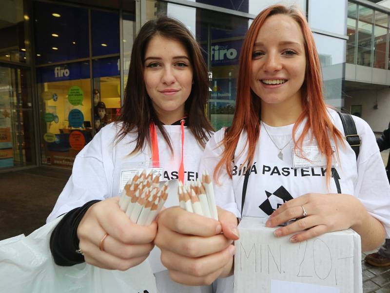 BÍLÉ PASTELKY na podporu těžce zrakově postižených lidí prodávaly ve středu v Ústí nad Labem dvojice studentů.