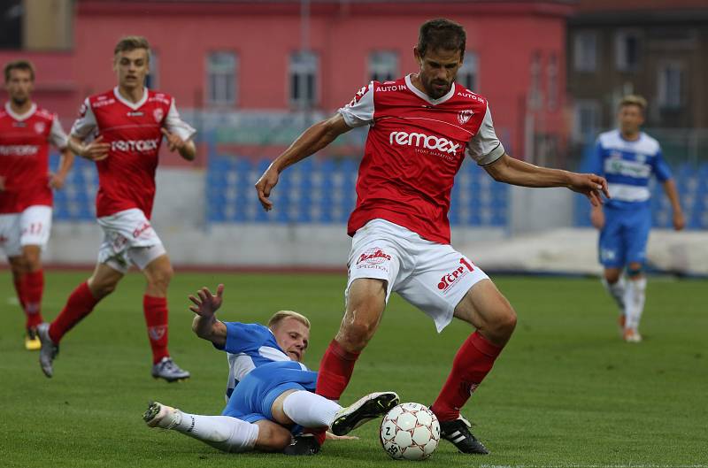 Ústečtí fotbalisté (pruhovaní) doma porazili Pardubice 2:0.