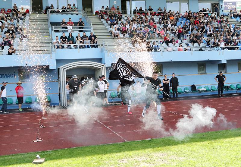 Paddock liga 2019. Ústečtí Blades (černé dresy) přehráli při prvním utkání na městském stadionu Alligators Brno (bílo-zelené dresy) 30:0.