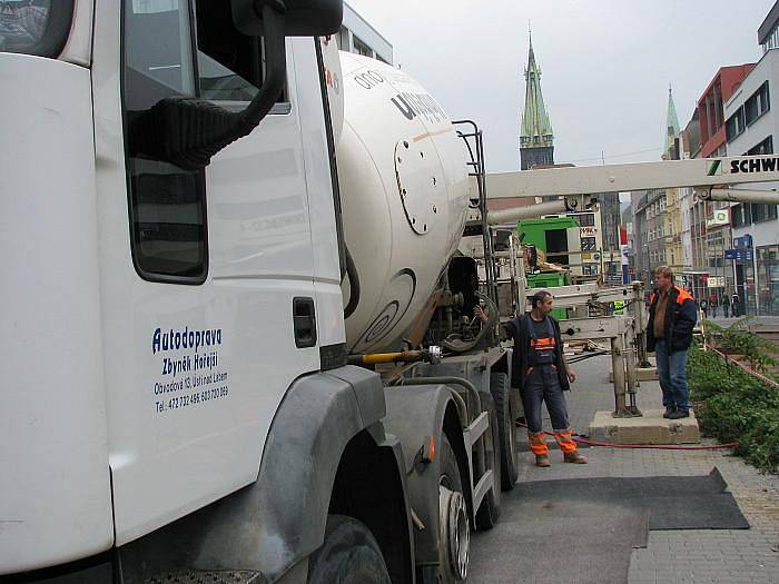 Díra vedle Paláce Zdar včera spolykala stovky kubíků betonu. 