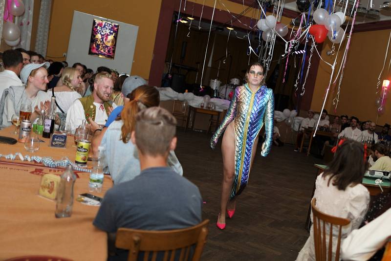 Fakulta umění a designu UJEP si ve středu uspořádala v restauraci Pod Kaštany svůj vlastní ples k oslavě zakončení studijního roku
