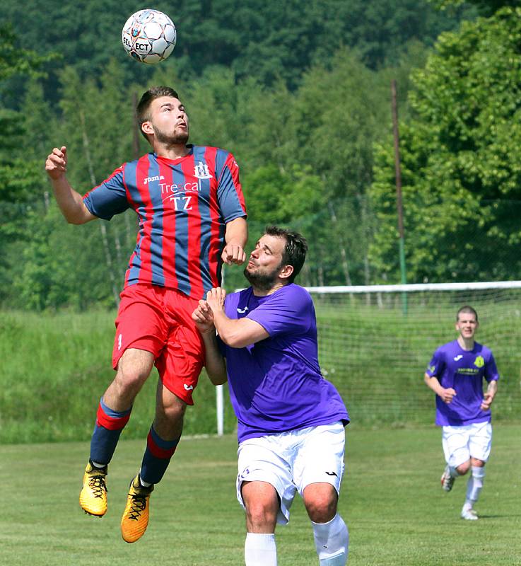 Fotbalisté Přestanova (v bílofialovém) si v domácím prostředí vyšlápli v derby na Chabařovice, které porazili 4:1.