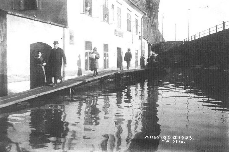 chodníček z prken do viaduktu pod tratí k mostu přes Labe. Přecházení úzkých lávek řídili tehdy příslušníci nacistické polovojenské organizace SA.