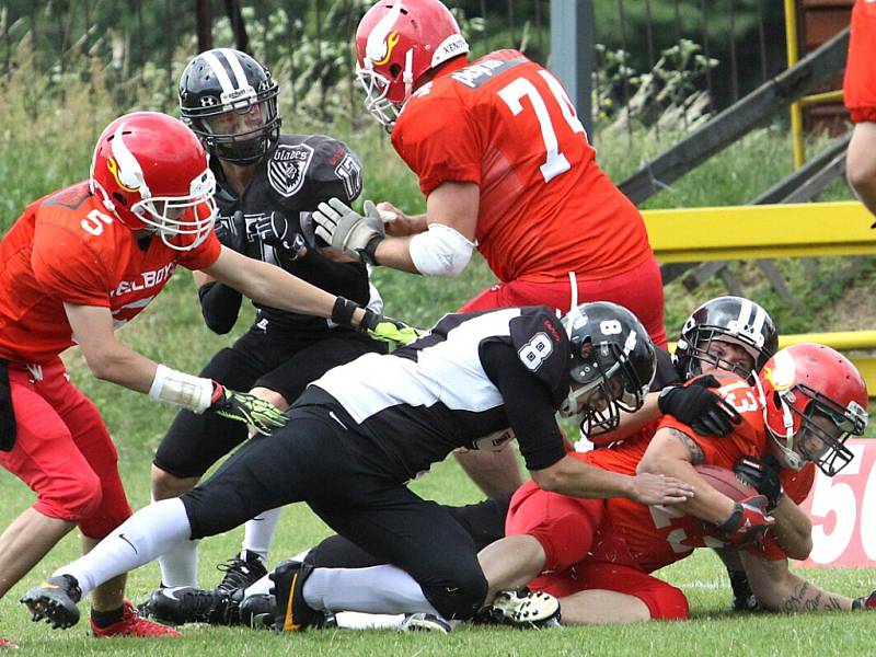 Američtí fotbalisté SC Blades Ústí (černí) doma porazili Hellboys České Budějovice 34:11.