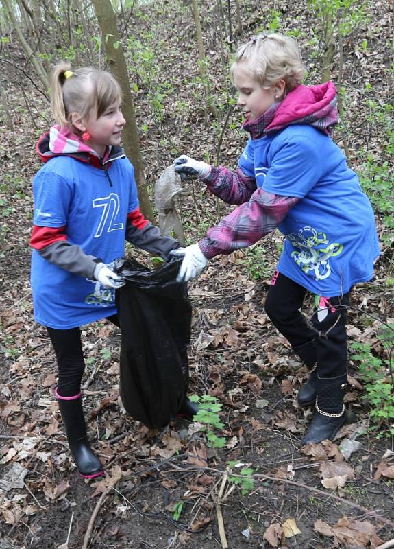 Školáci z Velkého Března v pátek uklidili odpadky a harampádí z lesa Háječku poblíž své základní školy. 