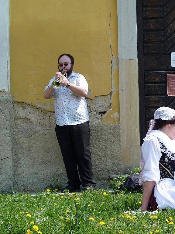 V čele procesí byl opět nesen obrovský svatomarkovský perník