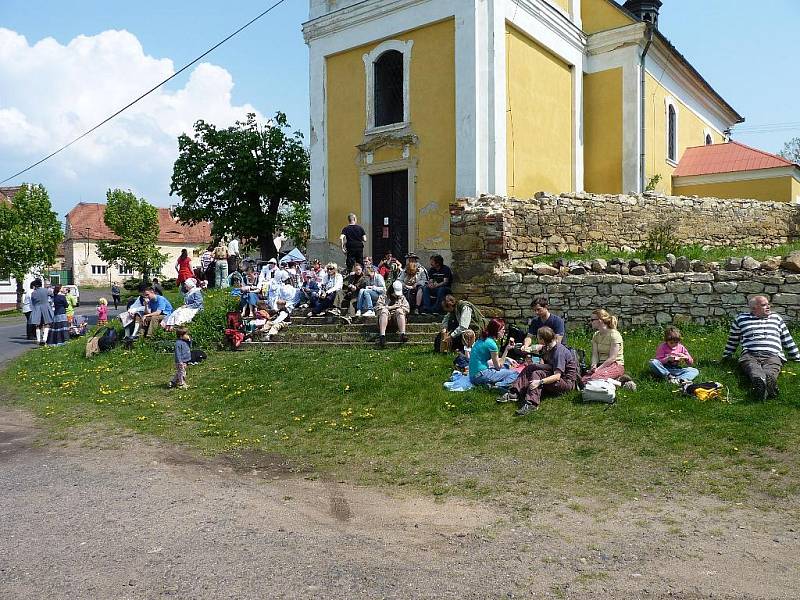 V čele procesí byl opět nesen obrovský svatomarkovský perník