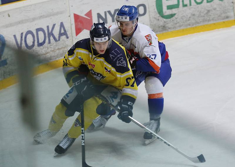 Hokejisté Slovanu (žlutí) doma prohráli s Litoměřicemi vysoko 0:5.