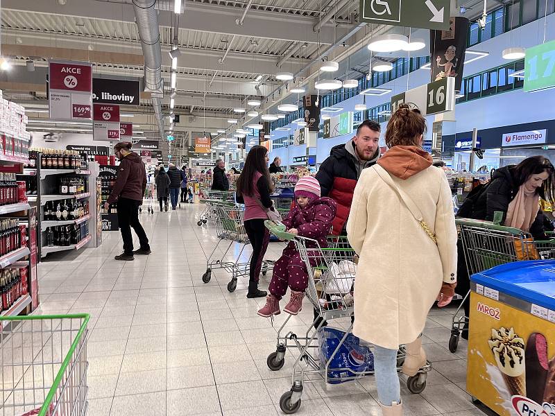 Ústecká obchodní centra už se připravila na předvánoční shon. Ústečané ale zatím příliš nadšením nehýří. Drtí je starosti a drahota.