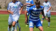 Fotbalisté Ústí nad Labem (pruhované dresy) doma porazili Viktorii Plzeň B 1:0.