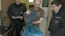 V cele mosteckého policejního ředitelství si fotoreportér Deníku Jan Vraný vyzkoušel pocity zadrženého delikventa v erárních teplácích, košili a pantoflích.