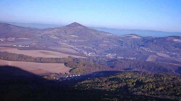 Výhled na České středohoří. Vzadu Milešovka