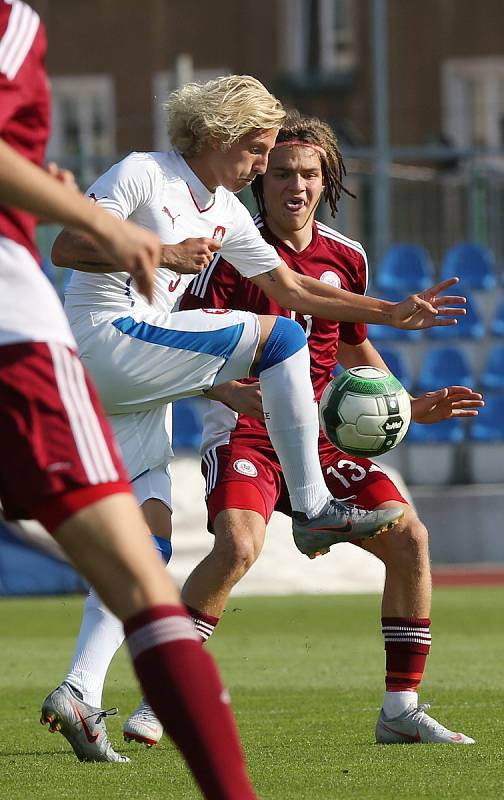 Česká republika U18 (v bílém) porazila v Ústí nad Labem Lotyšsko U18 2:1