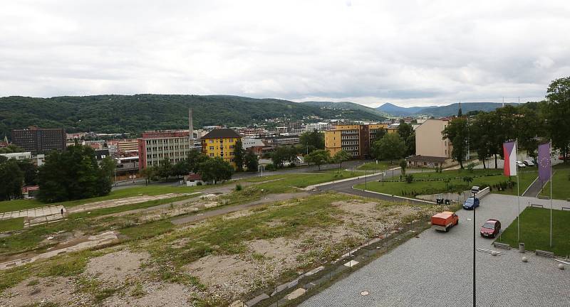 Pohled z kampusu do prostoru bývalé porodnice. V pozadí chemička.