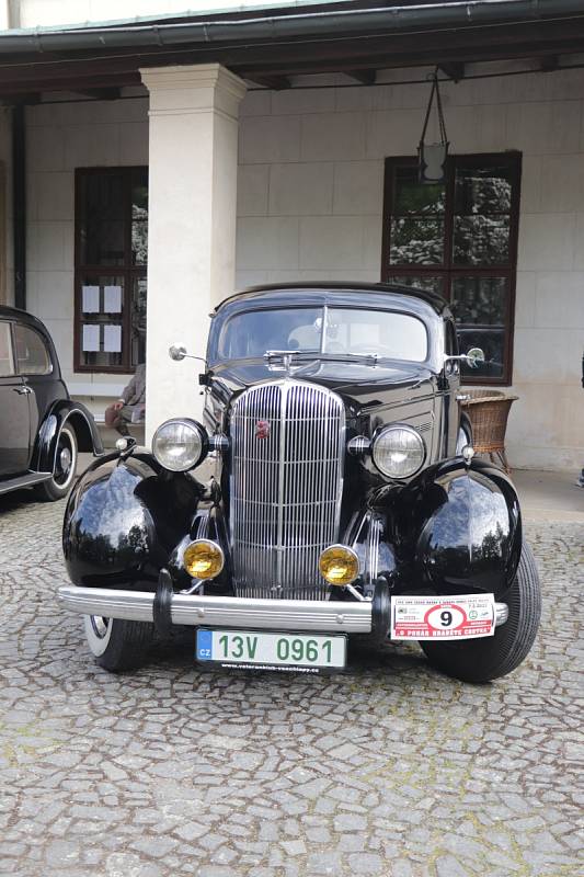 Na zámku ve Velkém Březně se jel závod historických vozidel a motocyklů o Pohár hraběte Chotka.