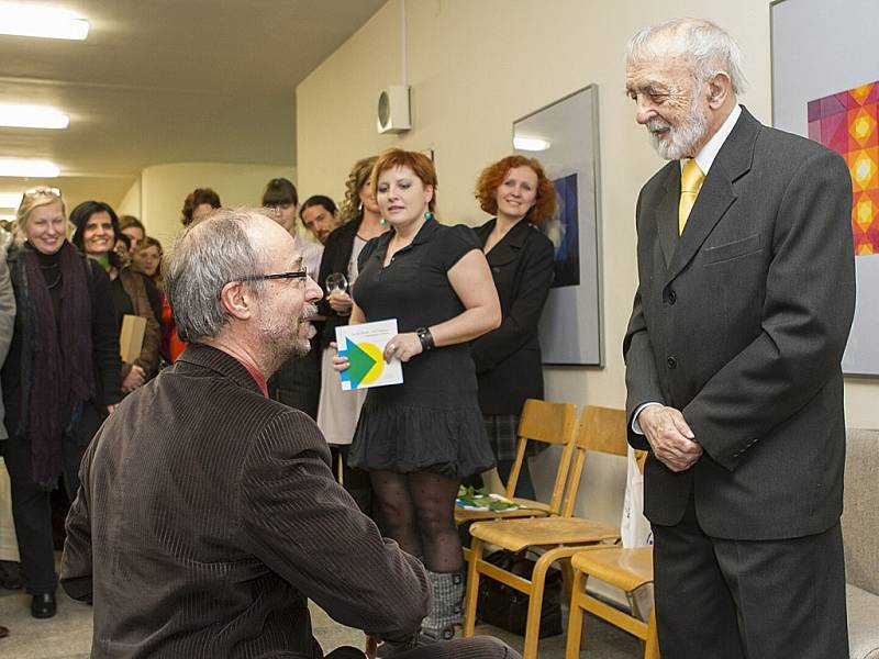 Oslavenec Jaroslav Brožek na vernisáži své výstavy v Galerii Koridor.