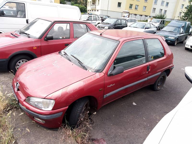 63 Peugeot 106 bez RZ ul. Lipová 11 Všebořice město bez TK 30.6.2020