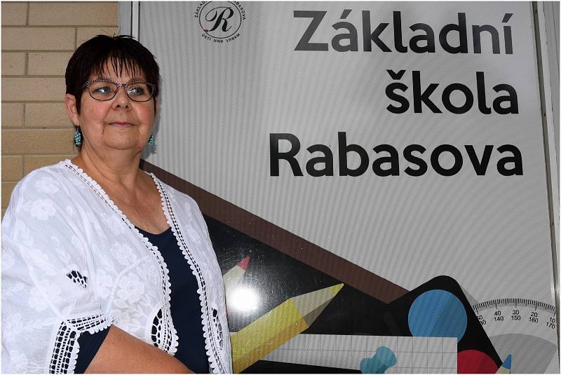 Dobětická škola Rabasova byla 1. září v obležení, mezi stovkami zkušených školáků se neztratili nováčci.