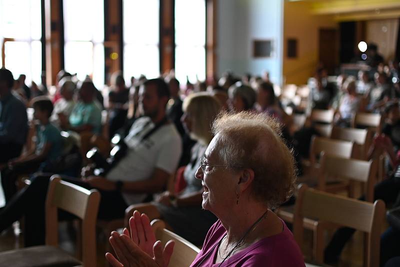 O víkendu se v Ústí nad Labem konal festival Interporta. Kvůli nepříznivému počasí se hlavní nedělní program přesunul z parku U laguny do Domu kultury.