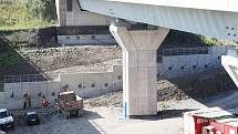 Ministr dopravy Dan Ťok oznámil termín zprovoznění druhého mostu dálnice D8 u Prackovic. Pravděpodobně to bude po dvacátém září.