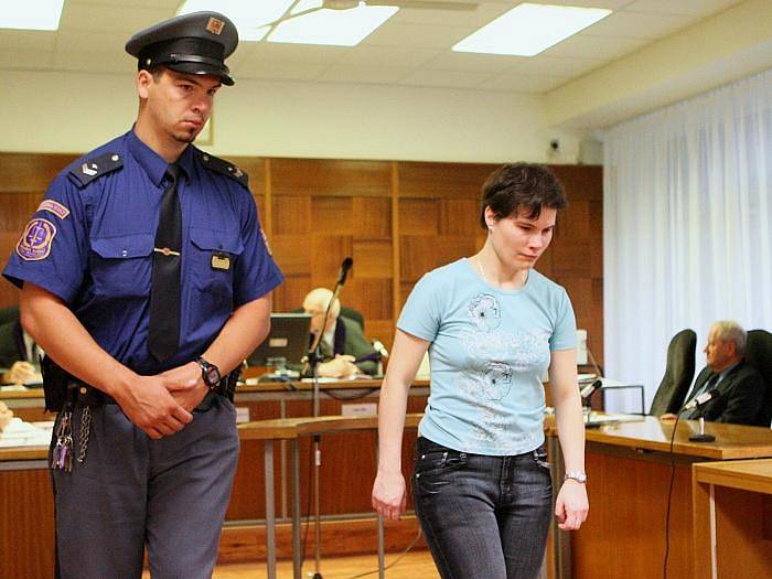 Hlavní líčení s obžalovanou Hanou Klemmovou z Lovosic, která podle obžaloby porodila a poté usmrtila novorozence.