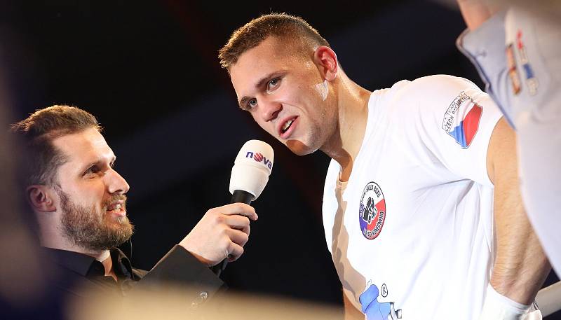 Prvním z vrcholů večera Boxing Live obstarala v zápase číslo sedm před domácím publikem domácí těžká váha Tomáš Šálek, jenž porazil o 22let staršího a 126 kilogramů vážícího Laszlo Totha z Maďarska.